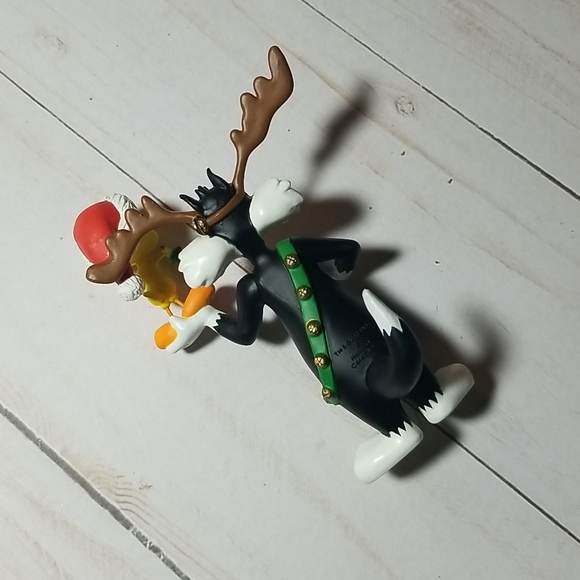 New in box Hallmark keepsake looney tunes ornament - Picture 7 of 10